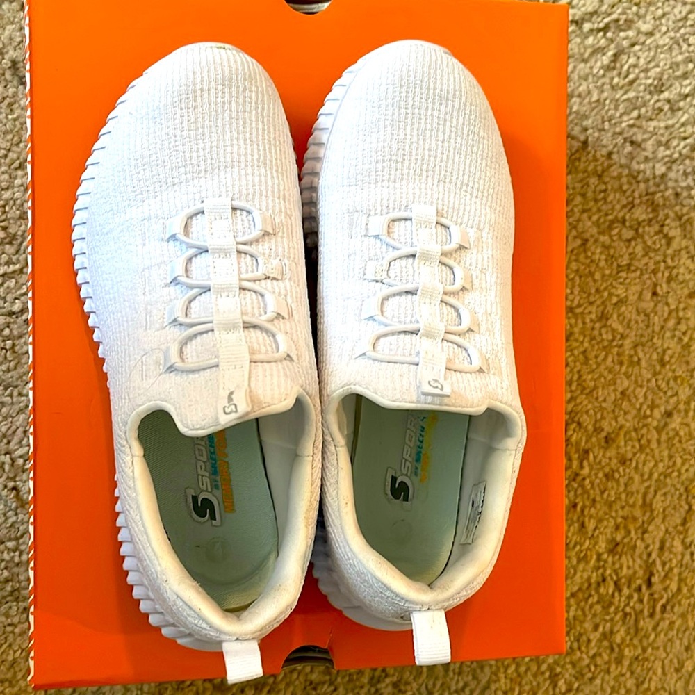 Sketchers Athletic Tennis Shoe 6